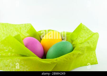 Eine Keramikschale voller Ostereier. Der Osterhasen versteckte die Eier, die Kinder suchten und fanden die Eier am Morgen. Es wird Ostern bre Stockfoto