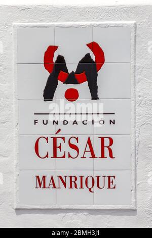 Schild in Fliesen am Eingang zu Fundacion Cesar Manrique, Tahiche, Lanzarote, Kanarische Inseln, Spanien Stockfoto