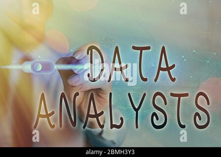 Schreiben Sie einen Hinweis mit Datenanalysten. Business Concept für Programmierer Design und erstellen Bericht identifiziert Muster Stockfoto