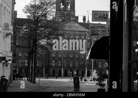 Leerer Damplein während des 4. Mai Remembering in Amsterdam die Niederlande 2020 Stockfoto