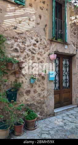 Malerische Fassade und Tür eines Hauses mit Topfpflanzen auf der baleareninsel Mallorca (Mallorca), Spanien Stockfoto