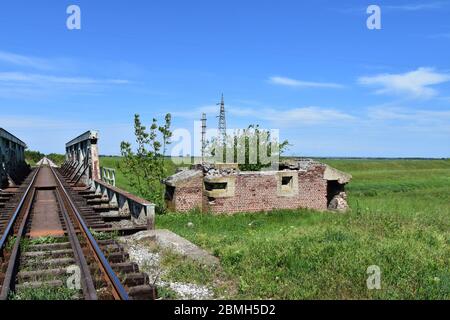 Deutscher Bunker aus dem Ersten Weltkrieg in der Nähe der Eisenbahnbrücke in Ostserbien Stockfoto