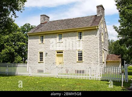 Farm Deacon's Shop, 1809, altes Steingebäude, Ebene, Holzzaun, Shaker Village of Pleasant Hill; ehemalige religiöse Gemeinschaft; National Historic Landm Stockfoto