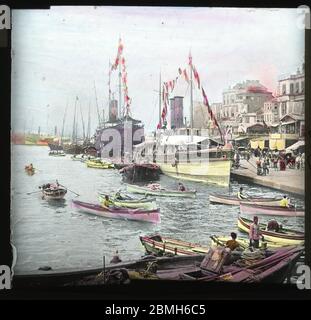 Die Docks von Galata / Constantiople. Galata (griechisch: Γαλατᾶς) war ein Viertel in Konstantinopel (heute Istanbul, Türkei), am nördlichen Ufer des Goldenen Horns gelegen, der Einbuchtung, die es von der historischen Halbinsel des alten Konstantinopel oder 'Stamboul' trennt. Farbfolie (vermutlich handkoloriert) von ca. 1910. Foto auf trockenem Glasplatte aus der Sammlung Herry W. Schaefer. Stockfoto
