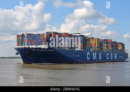 Großer Containerverkehr amerigo vespucci auf dem Weg zum Hamburger Hafen Stockfoto