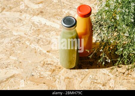 Grüne und orange Detox Säfte. Stockfoto