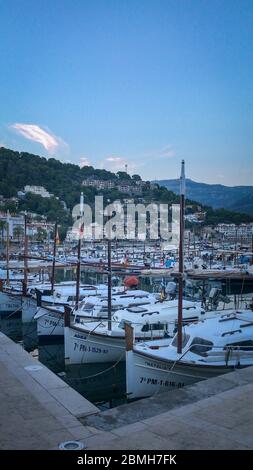 Port de Soller, Spanien - 23. August 2018: Boote am Hafen in Port de Soller auf der baleareninsel Mallorca (Mallorca), Spanien am Morgen gegen Stockfoto