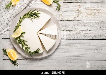 Köstliche hausgemachte Käsekuchen mit Zitronen und Rosmarin dekoriert Stockfoto