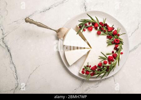 Hausgemachter Himbeerkekuchen auf einem Teller Stockfoto