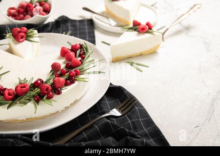 Hausgemachter Himbeerkekuchen auf einem Teller Stockfoto