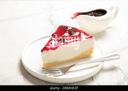 Käsekuchen mit Marmelade auf dem Tisch Stockfoto