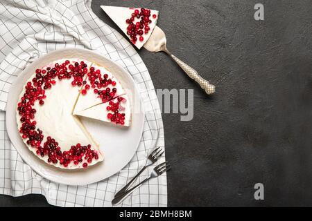 Teller mit köstlichem Käsekuchen und frischen Beeren auf dem Tisch Stockfoto