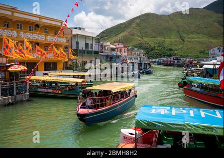 Boote in Tai O Fischerdorf, das ein beliebtes Touristenziel auf Lantau Insel in Hong Kong ist Stockfoto