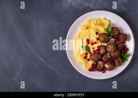 Hausgemachte schwedische Fleischbällchen mit Sahnesauce und Petersilie, Draufsicht Stockfoto