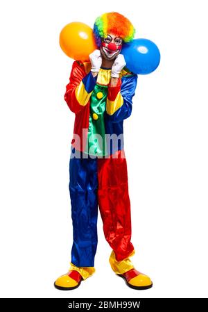 In voller Länge Portrait eines männlichen Clown Kostüm holding Haufen Luftballons isoliert auf weißem Hintergrund Stockfoto