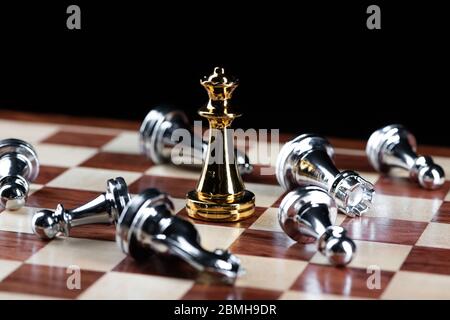 Goldkönigin Schach besiegt silberne Figuren an Bord. Stockfoto