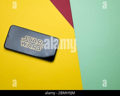 USA - Mai 2020 Star Wars iPhone-Anwendungsbildschirm auf farbigem Papierhintergrund. Stockfoto