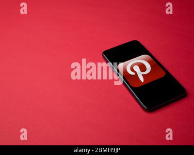 USA - Mai, 2020 Pinterest App auf dem iPhone Display auf farbigem Hintergrund. Pinterest ist ein Unternehmen für Social Media Web und mobile Anwendungen. Stockfoto