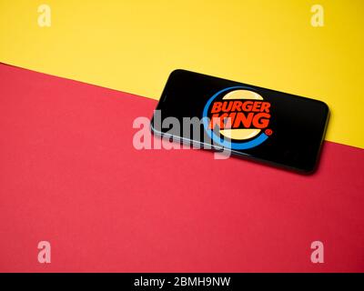 USA - Mai 2020 Burger King iPhone Bildschirm auf farbigem Hintergrund. Stockfoto