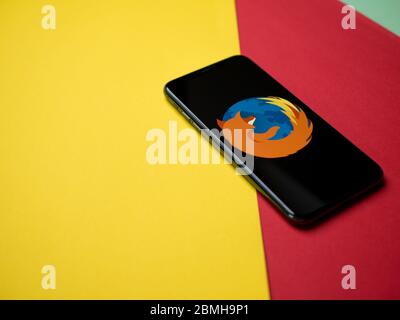 USA - Mai, 2020 Mozilla Firefox iPhone Anwendungsbildschirm auf farbigem Papierhintergrund. Stockfoto