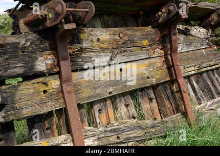 Purton Hulks, The Purton Ship's Graveyard, Gloucestershire, UK, zeigt die Holzhölzer eines langen untergetauchten Schiffes. Stockfoto