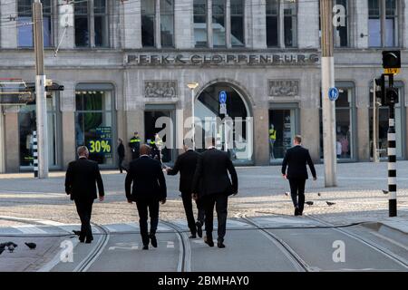 Spezielle Polizeieinheit Zu Fuß Zum Damm Vorbereitung Auf Die Erinnerung An Den Toten Tag In Amsterdam Niederlande 2020 Stockfoto