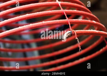 Gewickelte beigefarbene Räucherstäbchen, die in einem buddhistischen Tempel hängen Stockfoto