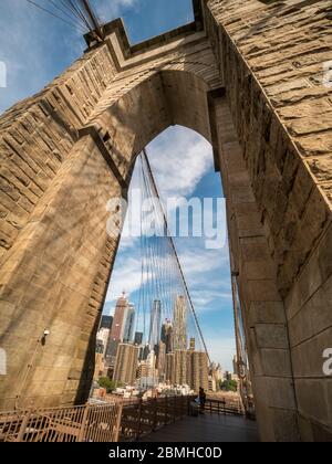 Nahaufnahme Blick auf den Brooklyn Bridge Tower mit Manhathan im Hintergrund Stockfoto