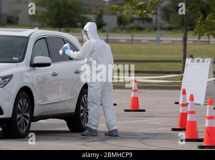 PFC Joshua Ramon nimmt eine Nasenabstriche als das Mobile Testing Team (MTT) der Texas National Guard am Samstag, den 9. Mai 2020 in Taylor, TX, in einer kostenlosen Klinik auf Coronavirus testet. Die Williamson County Effort-Bemühungen testeten etwa 100 Menschen. Stockfoto