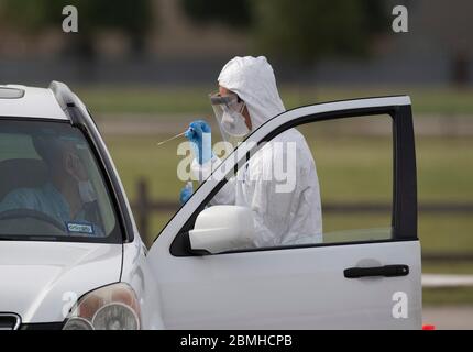 PFC Joshua Ramon nimmt eine Nasenabstriche als das Mobile Testing Team (MTT) der Texas National Guard am Samstag, den 9. Mai 2020 in Taylor, TX, in einer kostenlosen Klinik auf Coronavirus testet. Die Williamson County Effort-Bemühungen testeten etwa 100 Menschen. Stockfoto