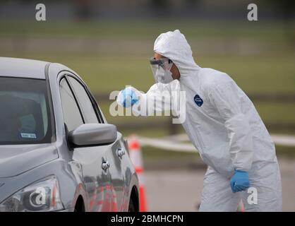 PFC Joshua Ramon nimmt eine Nasenabstriche als das Mobile Testing Team (MTT) der Texas National Guard am Samstag, den 9. Mai 2020 in Taylor, TX, in einer kostenlosen Klinik auf Coronavirus testet. Die Williamson County Effort-Bemühungen testeten etwa 100 Menschen. Stockfoto