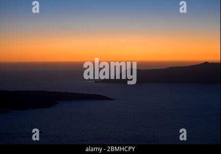 Sonnenuntergang über Santorini Caldera. Blick von Fira. Griechenland Stockfoto