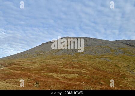 Menschen, die auf dem Touristenpfad Ben Nevis, Schottland, spazieren Stockfoto
