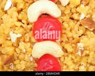 Nahaufnahme eines indischen Dessert - (Egg Halwa) isoliert auf WEISSEM Hintergrund - London, Großbritannien Stockfoto