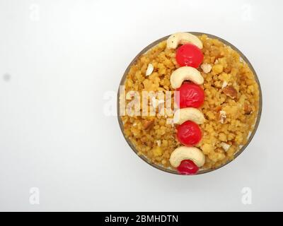 Indische Süßspeise - (Ei Halwa) isoliert auf WEISSEM Hintergrund - London Stockfoto