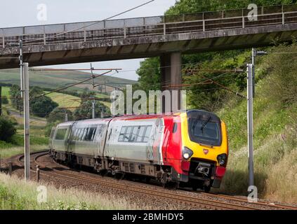 Virgin Trains Bombardier Klasse 221 kippender Super voyager Dieselzug auf der elektrifizierten Westküstenlinie, die um eine Kurve kippt. Stockfoto