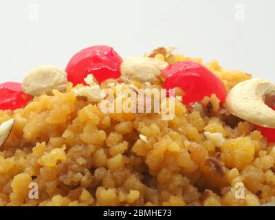 Nahaufnahme eines indischen Dessert - (Egg Halwa) isoliert auf WEISSEM Hintergrund - London, Großbritannien Stockfoto