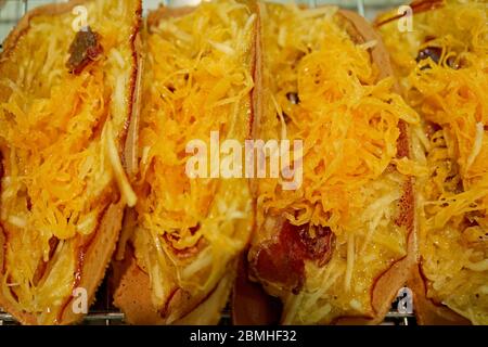 Eine Reihe leckerer thailändischer knuspriger Crepes namens Khanom Bueang, eines der beliebtesten Street Food-Restaurants Thailands Stockfoto