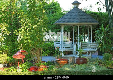 Holzgazebo in einem tropischen Garten Stockfoto