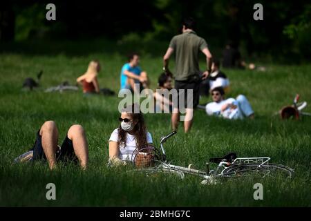 Turin, Italien. Mai 2020. TURIN, ITALIEN - 09. Mai 2020: Am ersten Wochenende der zweiten Phase (2) des COVID-19 Coronavirus Emergency sitzen die Menschen auf dem Rasen des Parco del Valentino (Valentino Park). Während der Phase dürfen zwei Italiener wieder zur Arbeit gehen, ihre Verwandten besuchen, Outdoor-Aktivitäten Unternehmen. (Foto: Nicolò Campo/Sipa USA) Quelle: SIPA USA/Alamy Live News Stockfoto