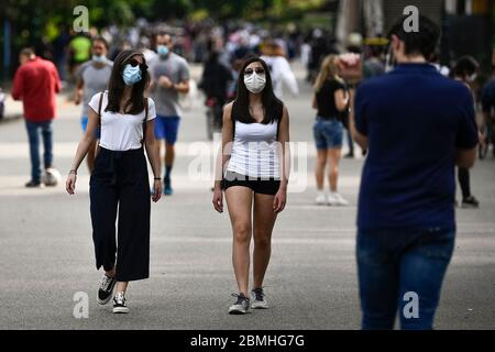 Turin, Italien. Mai 2020. TURIN, ITALIEN - 09. Mai 2020: Zwei Mädchen gehen am Parco del Valentino (Valentino Park) während des ersten Wochenendes der zweiten Phase (2) des COVID-19 Coronavirus Notfall. Während der Phase dürfen zwei Italiener wieder zur Arbeit gehen, ihre Verwandten besuchen, Outdoor-Aktivitäten Unternehmen. (Foto: Nicolò Campo/Sipa USA) Quelle: SIPA USA/Alamy Live News Stockfoto