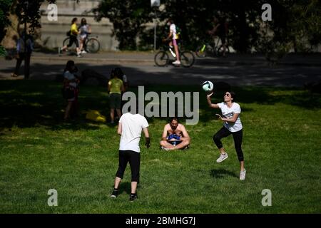 Turin, Italien. Mai 2020. TURIN, ITALIEN - 09. Mai 2020: Zwei Personen spielen Volleyball im Parco del Valentino (Valentino Park) am ersten Wochenende der zweiten Phase (2) des COVID-19 Coronavirus Notfall. Während der Phase dürfen zwei Italiener wieder zur Arbeit gehen, ihre Verwandten besuchen, Outdoor-Aktivitäten Unternehmen. (Foto: Nicolò Campo/Sipa USA) Quelle: SIPA USA/Alamy Live News Stockfoto