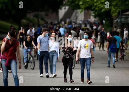 Turin, Italien. Mai 2020. TURIN, ITALIEN - 09. Mai 2020: Die Menschen gehen am Parco del Valentino (Valentino Park) während des ersten Wochenendes der zweiten Phase (2) des COVID-19 Coronavirus Notfall. Während der Phase dürfen zwei Italiener wieder zur Arbeit gehen, ihre Verwandten besuchen, Outdoor-Aktivitäten Unternehmen. (Foto: Nicolò Campo/Sipa USA) Quelle: SIPA USA/Alamy Live News Stockfoto