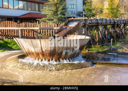 Bulgarien, Bansko - 5. Mai 2020: Bulgarische valevitsa. Traditionelle natürliche Waschmaschine im alten Stil Stockfoto