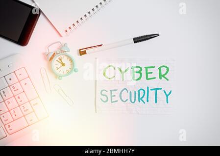 Handschrift Text Schreiben Cyber Security. Konzeptionelles Foto Schützen Sie ein Computersystem vor unbefugtem Zugriff flach über Computer Mobiltelefon c Stockfoto