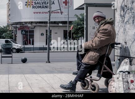 Bukarest/Rumänien - 05.07.2020: Obdachloser schaut in die Kamera. Bettler im Zentrum von Bukarest. Stockfoto