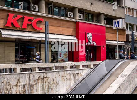 Bukarest/Rumänien - 05.07.2020: KFC Fast Food Restaurant in Romana Square (Piata Romana), Bukarest. U-Bahn-Station Piata Romana. Stockfoto