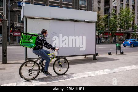 Bukarest/Rumänien - 05.07.2020: Uber isst Kurier auf einem Fahrrad, das die Bestellung liefert. Stockfoto