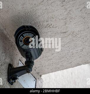 Nahaufnahme mit einer Überwachungskamera. CCTV-Kamera an einer Wand. Stockfoto
