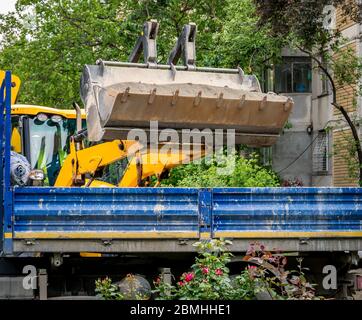 Baggerlader Laden Sand oder Schmutz in einem Fahrzeug. Baumaschinen. Stockfoto